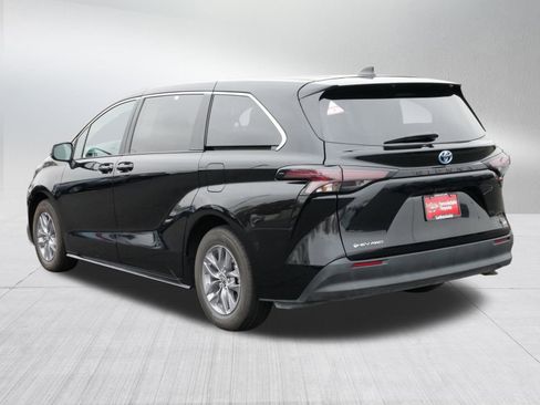 Used 2025 Toyota Sienna LE image 5