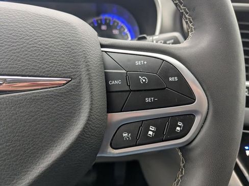 Used 2023 Chrysler Pacifica Touring-L FWD image 28