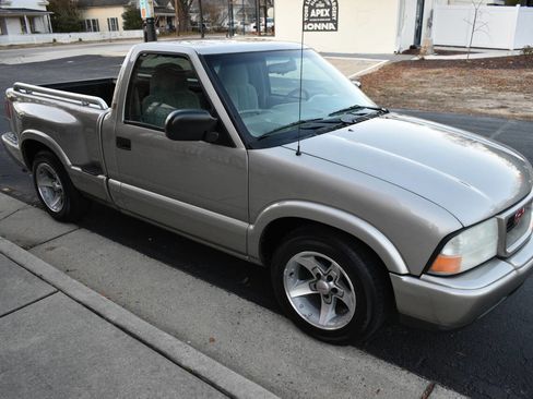 Used 2001 GMC Sonoma SLS w/ Hot Looks Pkg image 32