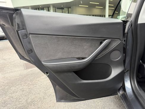 Used 2021 Tesla Model Y Long Range image 30