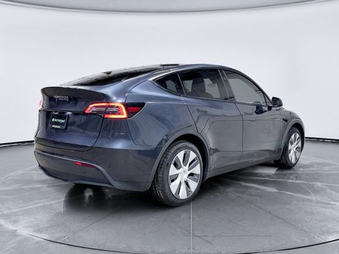 Used 2024 Tesla Model Y Long Range RWD image 3