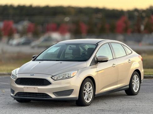 Used 2017 Ford Focus SE w/ Cold Weather Package image 6