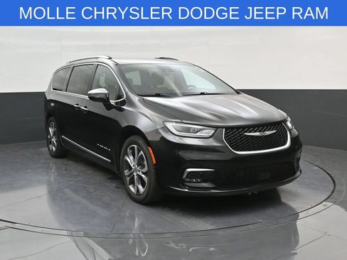 Used 2022 Chrysler Pacifica Pinnacle FWD image 1