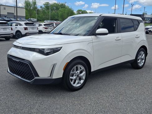 Used 2025 Kia Soul LX w/ LX Technology Package image 3