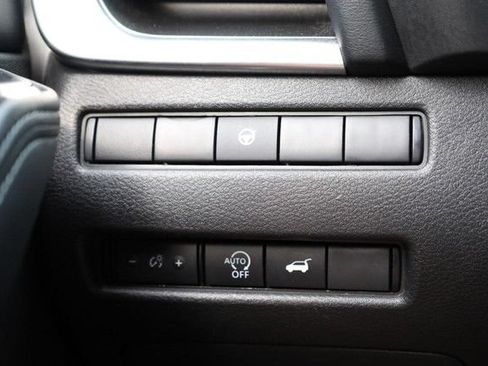 Certified 2025 Nissan Rogue SV FWD image 18