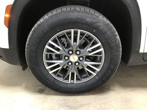 Used 2025 Chevrolet Traverse LT image 32