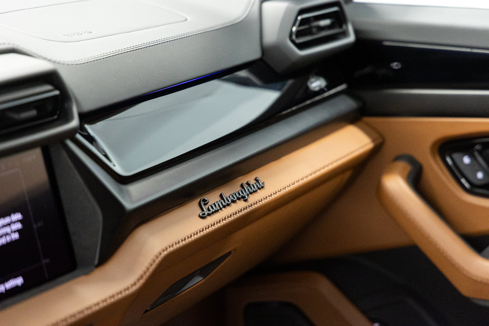 Used 2026 Lamborghini Urus S AWD/4WD image 33