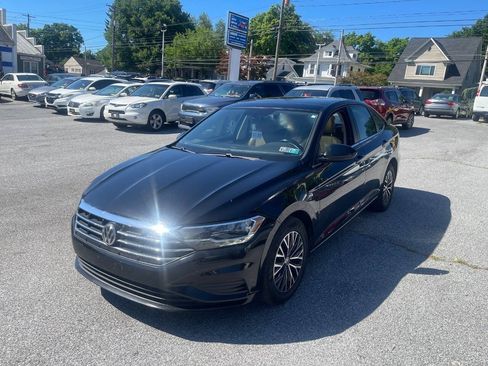 Used 2019 Volkswagen Jetta SE w/ Cold Weather Package FWD image 2