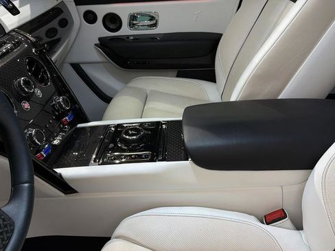 Used 2022 Rolls-Royce Cullinan Black Badge w/ Dark Exterior Package image 26