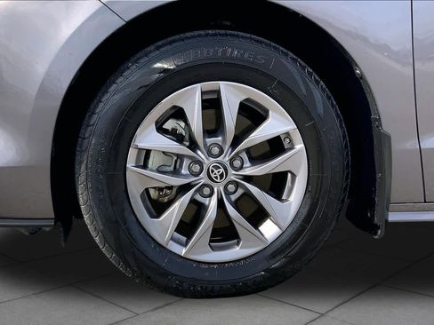 Used 2022 Toyota Sienna XLE image 11