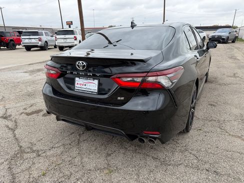 Used 2021 Toyota Camry SE image 6