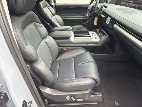 New 2027 Lincoln Navigator Premiere RWD image 14