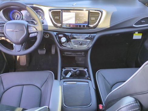 New 2026 Chrysler Pacifica Limited image 20