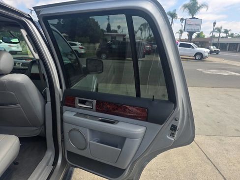 Used 2004 Lincoln Navigator Luxury AWD/4WD image 12
