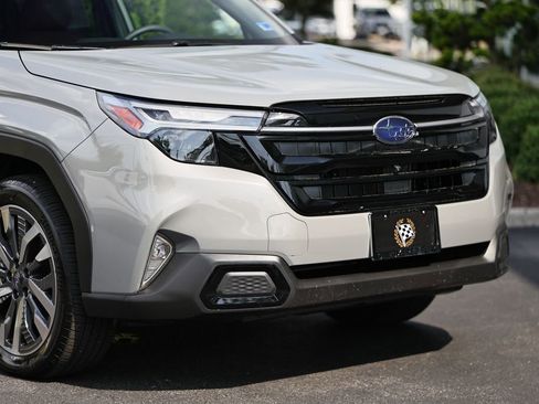 Used 2025 Subaru Forester Touring AWD/4WD image 2