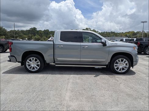 Used 2025 Chevrolet Silverado 1500 High Country AWD/4WD image 3