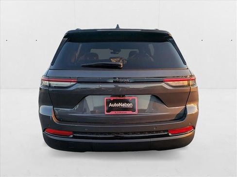 New 2025 Jeep Grand Cherokee Altitude image 8