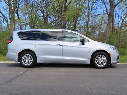 Certified 2024 Chrysler Pacifica Touring-L FWD image 2
