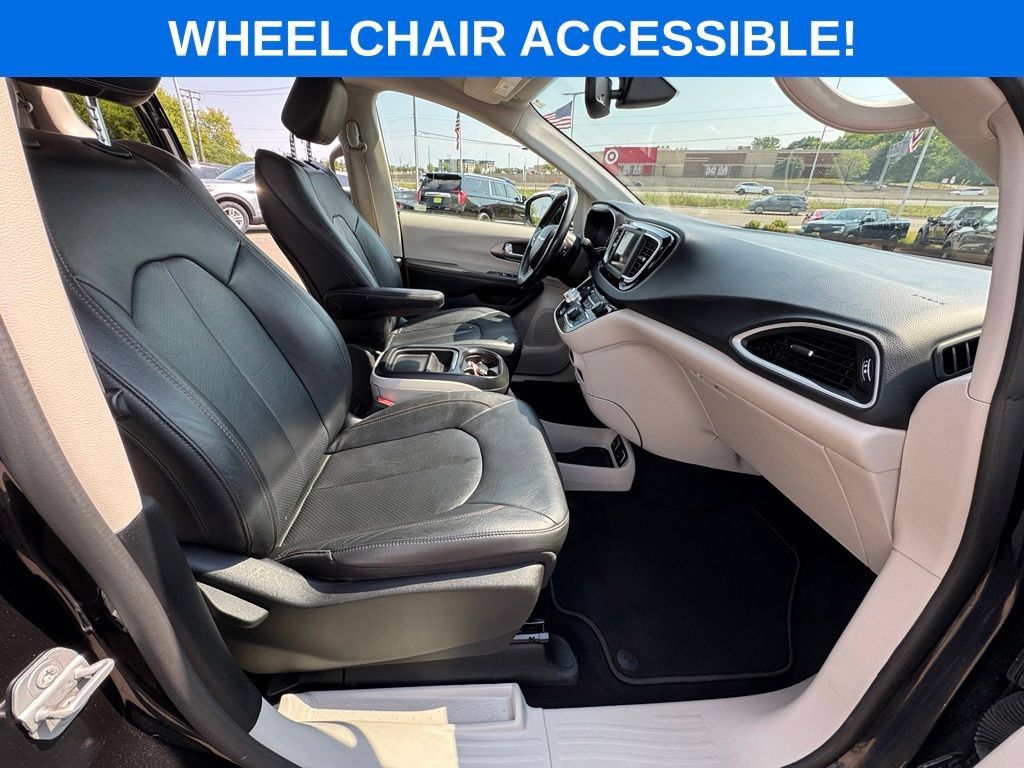 Used 2020 Chrysler Pacifica Touring-L FWD image 20