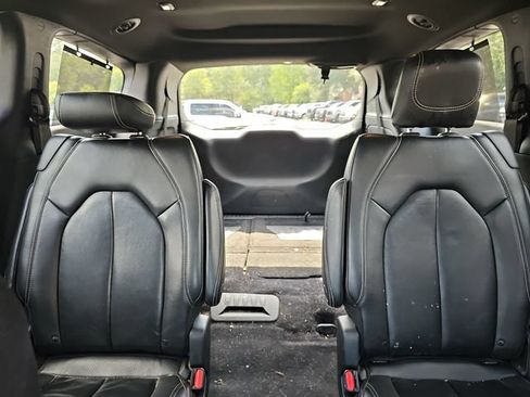 Used 2022 Chrysler Pacifica Touring-L w/ S Appearance Package FWD image 25