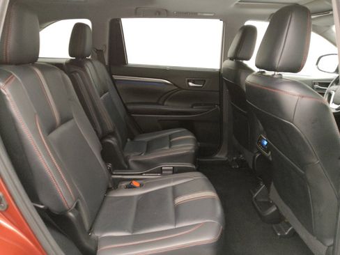 Used 2019 Toyota Highlander SE AWD/4WD image 19