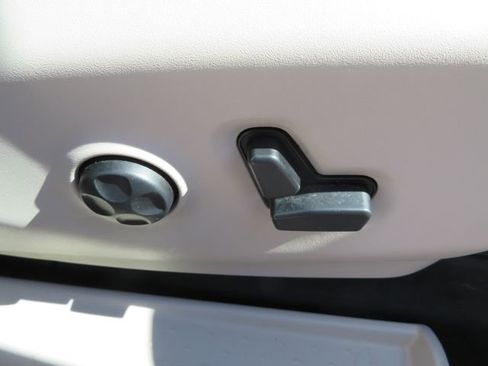 Used 2021 Chrysler Pacifica Touring-L w/ Uconnect Theater Family Group FWD image 18