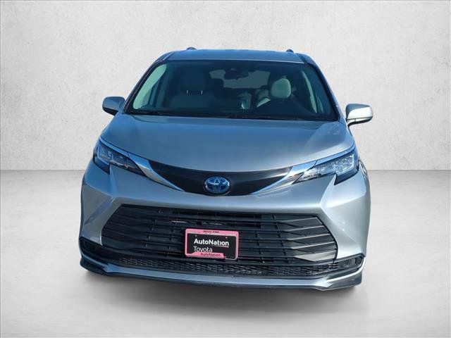 Used 2021 Toyota Sienna LE FWD image 2
