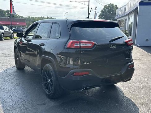 Used 2017 Jeep Cherokee Sport w/ Cold Weather Group AWD/4WD image 4