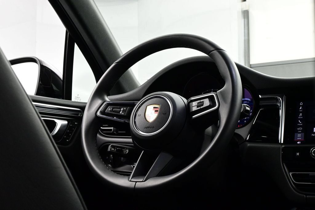 Certified 2025 Porsche Macan AWD/4WD image 21