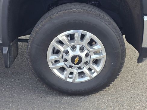 Used 2025 Chevrolet Silverado 2500 LT w/ Convenience Package image 9