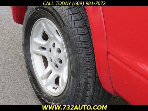 Used 2004 Dodge Dakota SXT 2dr Club Cab Rwd SB w/ Tire & Handling Group image 18