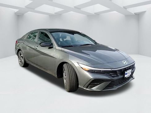 New 2025 Hyundai Elantra SEL image 3