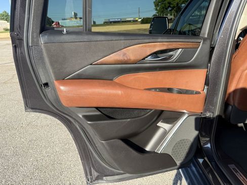 Used 2017 Cadillac Escalade Luxury AWD/4WD image 24