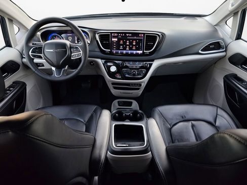 Used 2023 Chrysler Pacifica Touring-L image 3