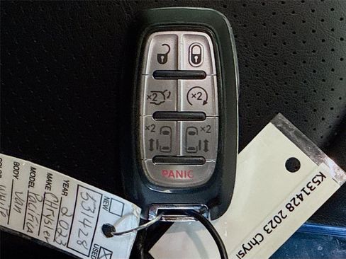 Used 2023 Chrysler Pacifica Touring-L image 28
