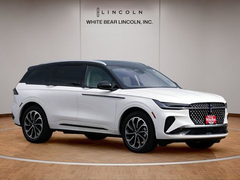 Used 2025 Lincoln Nautilus Reserve AWD/4WD image 3