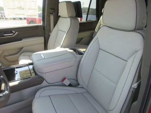 New 2026 GMC Yukon Denali w/ Denali Reserve Package AWD/4WD image 11