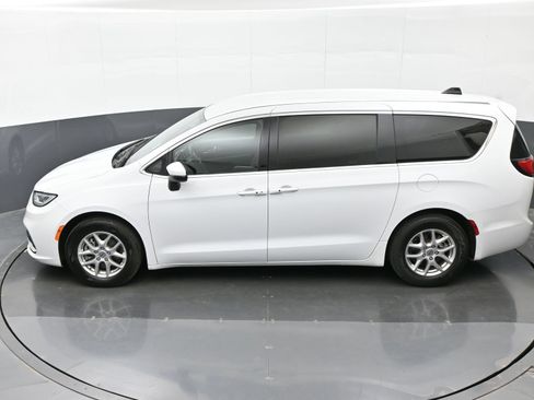 Used 2023 Chrysler Pacifica Touring FWD image 40