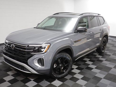 New 2026 Volkswagen Atlas Peak Edition image 2