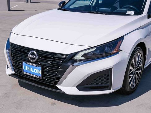 Used 2025 Nissan Altima 2.5 SV FWD image 11