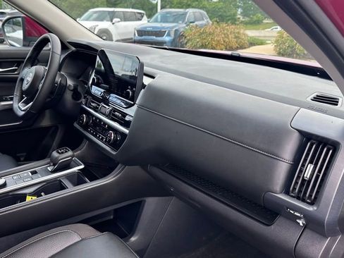 Used 2024 Nissan Pathfinder SL AWD/4WD image 27