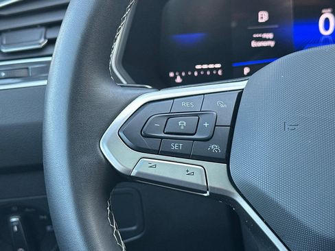 Used 2024 Volkswagen Tiguan SE image 31