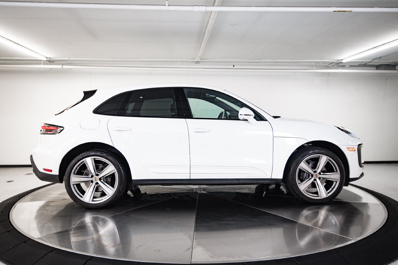Certified 2024 Porsche Macan AWD/4WD image 8