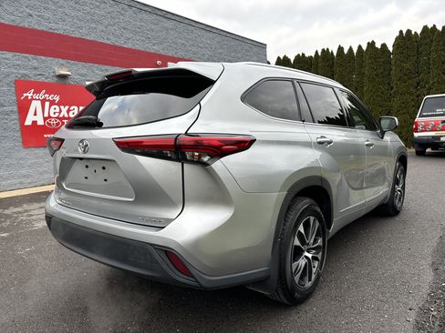 Used 2021 Toyota Highlander XLE image 3