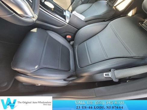 Used 2025 Mercedes-Benz GLC 300 4MATIC image 10