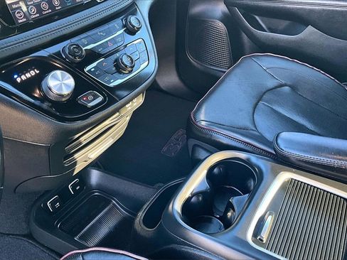 Certified 2020 Chrysler Pacifica Limited image 16