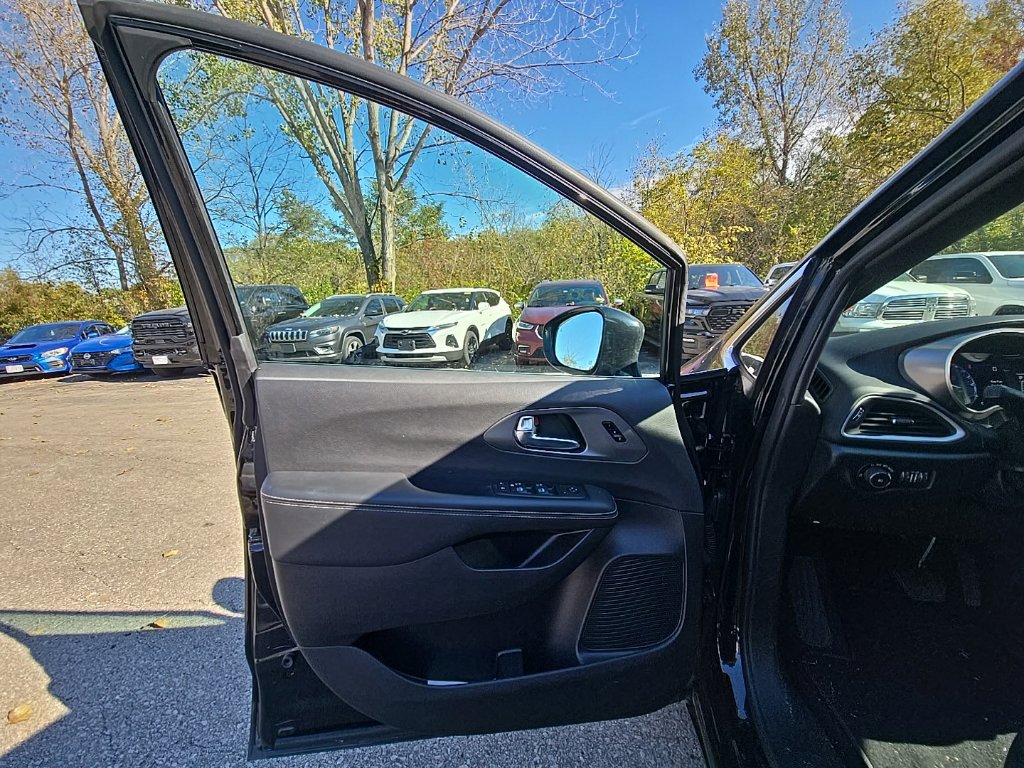 Used 2025 Chrysler Pacifica Select FWD image 26