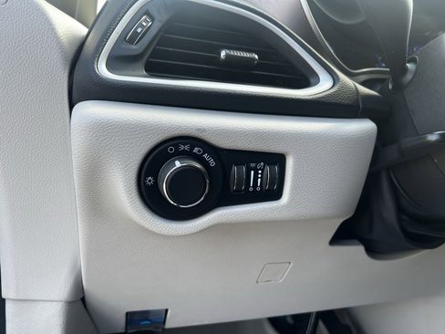 Used 2022 Chrysler Voyager LX image 11