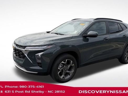 Used 2025 Chevrolet Trax LT w/ Driver Confidence Package FWD image 1