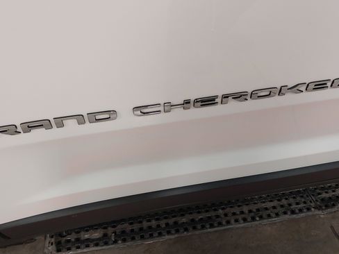 Used 2023 Jeep Grand Cherokee Limited w/ Luxury Tech Group II image 32